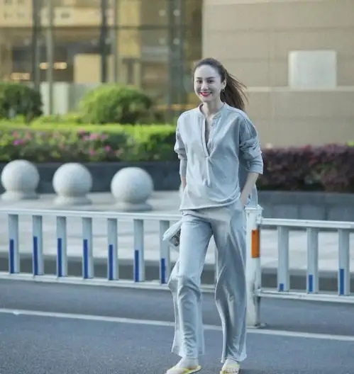 别让年龄限制你的时尚50岁女人穿衣要得体,不显老也不装嫩