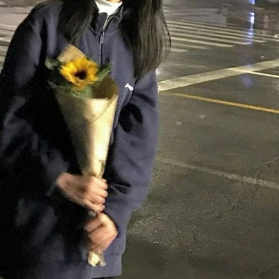 女生微信头像人带花,唯美好看的带鲜花女生头像