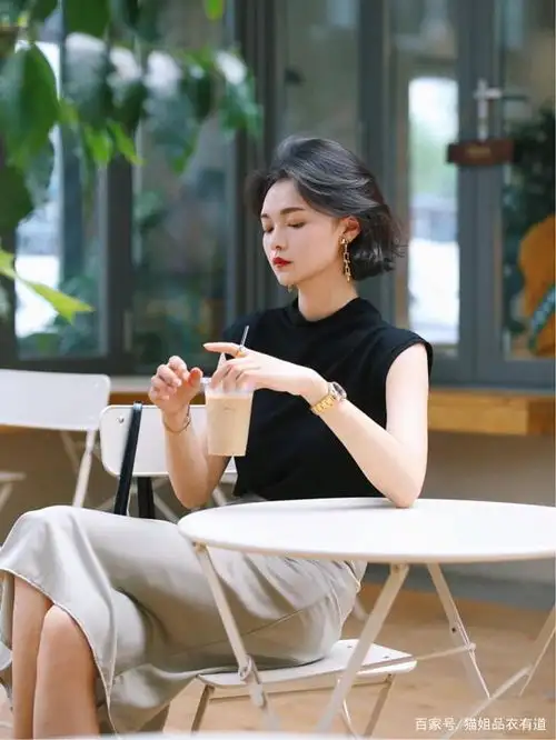 半身长裙怎么穿更好看建议40岁女人从上衣下功夫,优雅时髦