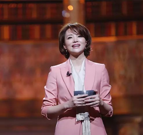 董卿女人,就该这样霸气活