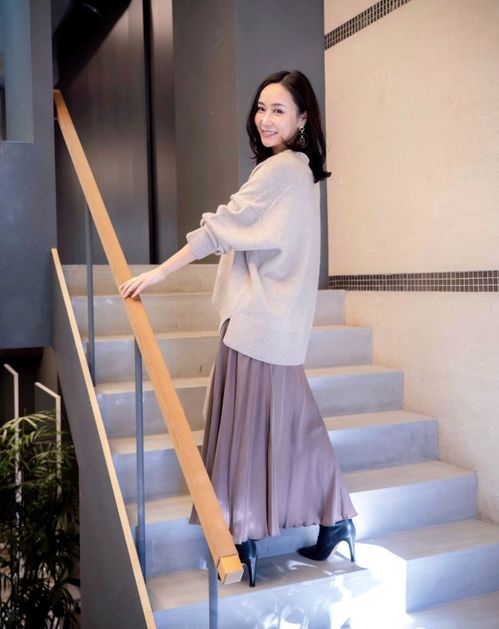 年纪越大越要有点女人味,这位50岁大姐基础色演绎优雅风,太气质