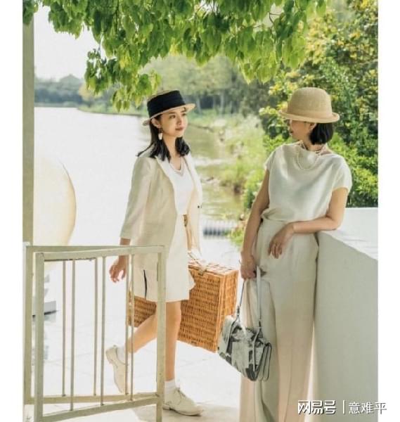 四五十岁的女人,学三木妈妈这样打扮长裙帽子,美得优雅迷人