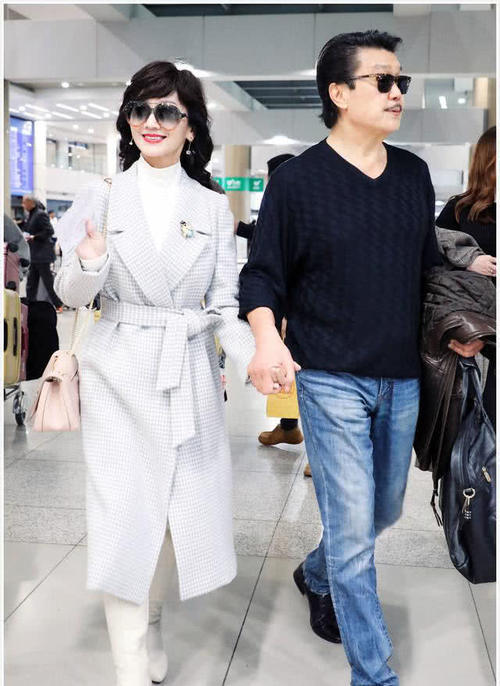 50岁女人穿大衣别老一套学赵雅芝这2种穿搭,美到骨子里