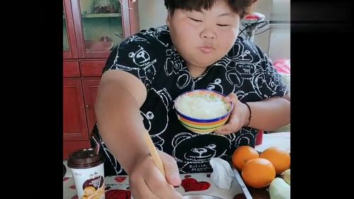 胖姐开饭了,今天吃的可真丰盛啊,还有奶茶,喝完怎么这个表情