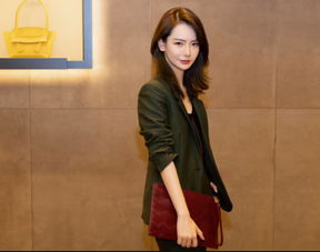 真羡慕35岁戚薇状态仍无敌,人美又会穿,难怪李承铉要宠着她