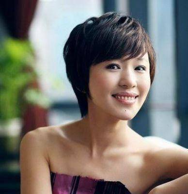 欧阳夏丹业余喜练书法,写得挺不错,领导也常夸她人美字牛
