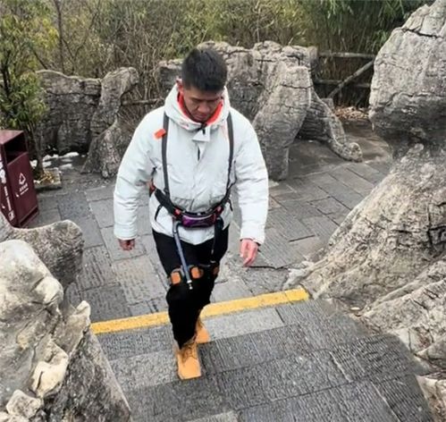 直接开挂湖北一景区投放机器腿80岁老太也能爬山了
