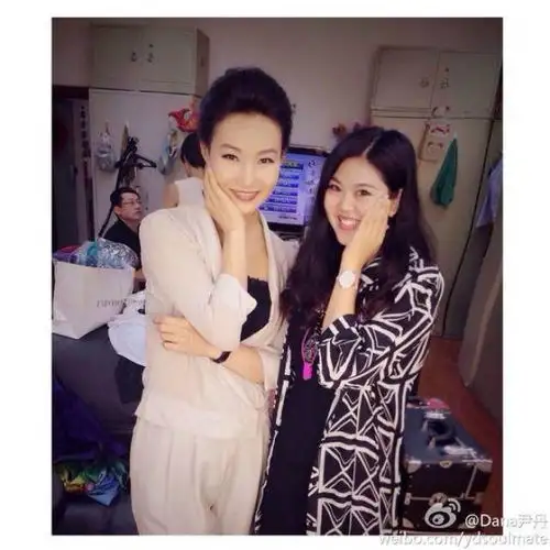 央视美女主播李梓萌素颜生活近照,40岁至今单身一人