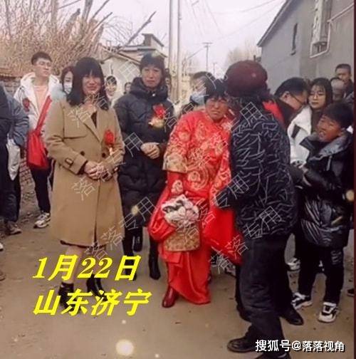 山东农村婚礼,30岁新郎娶40岁女子,新娘太老了新郎比光棍好