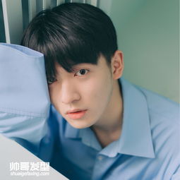 纯净的让人窒息的帅哥学生留黑色短发的帅哥男生们