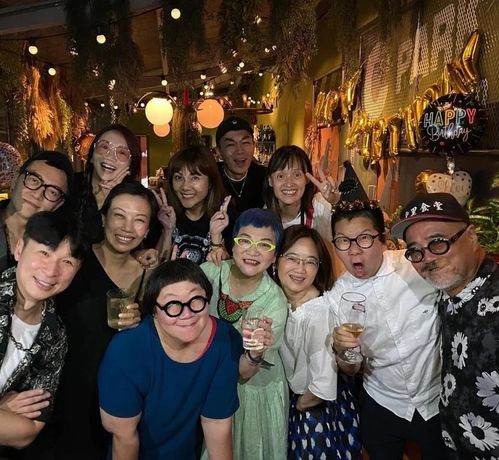 姐妹们相聚为小燕姐庆生,贾静雯林心如同框比美,两辣妈超有气质