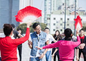 陈伟霆街头跟广场舞大妈们pk,笑容很苏跳舞很帅,你有没有被迷倒