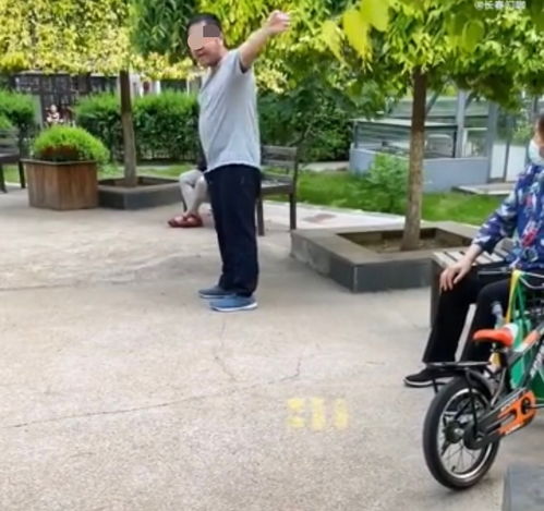 沈阳大叔愤怒阻止广场舞大妈使用大喇叭必须在气势上压过你们