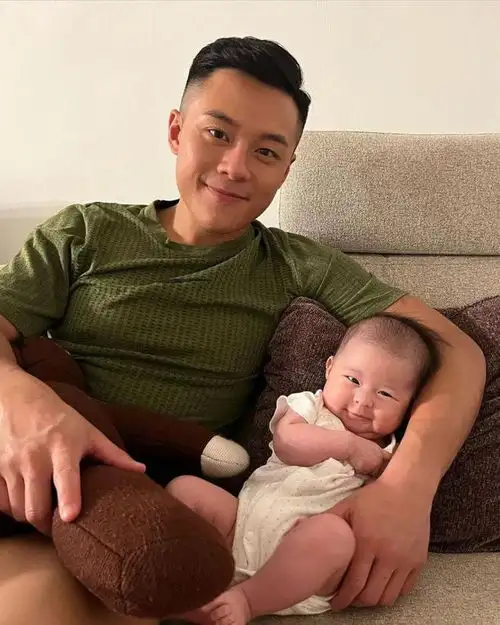 恭喜30岁tvb男星二胎喜得贵子,近年曝光度高,懂得夫妻相处之道