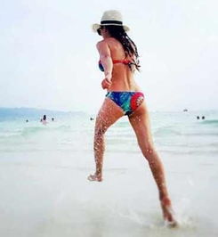 50岁健身女神晒最新度假美照穿比基尼傲人身材抢镜