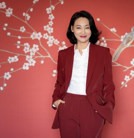 3岁乞讨,12岁当舞女,39岁轻生未遂,如今60岁成四金影后