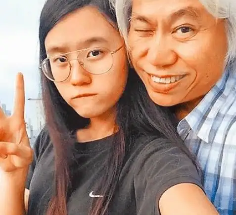 那对相差了40岁的爷孙恋,如今过去6年,少女脸上的笑容已不在