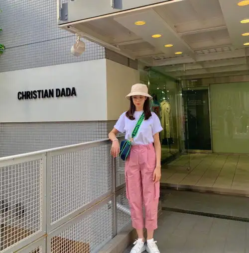 angelbaby都当妈了腰还那么细,穿紧身背心配工装裤美炸,真厉害