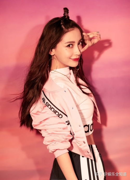 angelababy丸子头粉系女孩甜美或街头切换自如