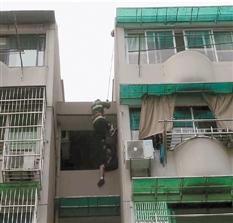 杭州男子悬坐5楼轻生消防员从楼顶飞跃而下救人