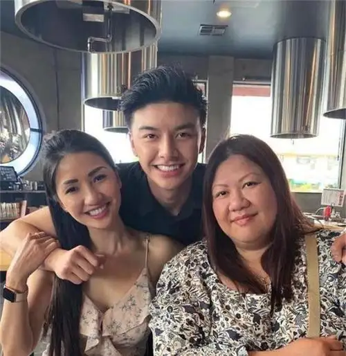 妈妈太年轻也不太好40多岁妈妈似少女,跟儿子出门被错当情侣