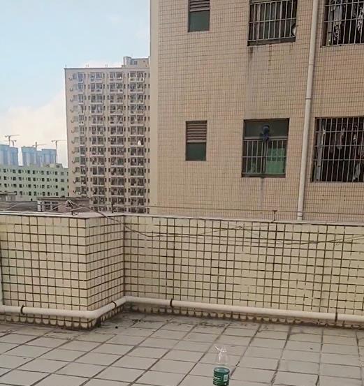 广东一男子不愿买空调,让老婆孩子去楼顶睡觉,网友抠抠搜搜