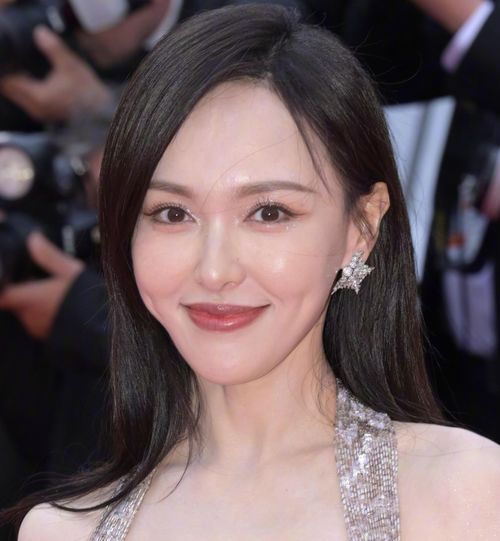 唐嫣首次登上戛纳红毯,待遇比巩俐更强,生图暴露40岁真实状态