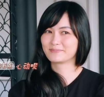吴尊妻子请闺蜜吃饭,当五十岁的闺蜜出镜时,真以为报错年龄了