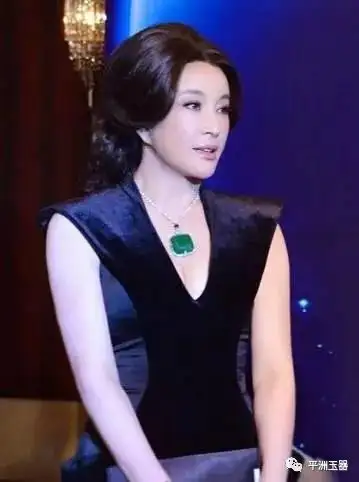 刘晓庆戴千万元行头上央视,收藏价值12亿的七色翡翠曝光
