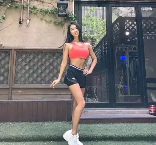 50岁微信头像女高清身材
