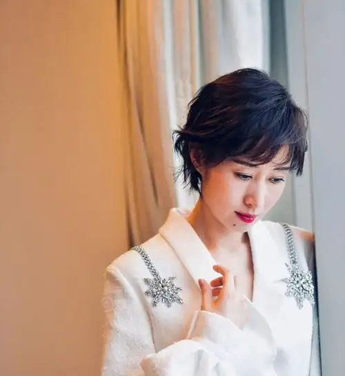 最霸气女星刘敏涛37岁离婚怒甩豪门丈夫,今40岁凭实力再度翻红