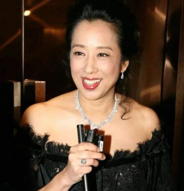 20岁她风光嫁入霍家,47岁离婚,在嘲笑中50岁的港姐朱玲玲又嫁入豪门