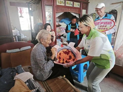 带着红旗去陪伴听四团百岁老人讲述爱与关怀