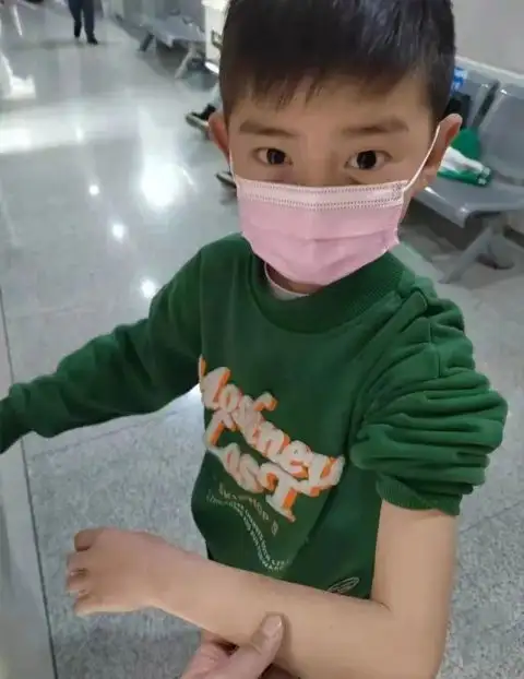 10岁男孩抽血30管没喊一声疼为了救妈妈,我什么都不怕