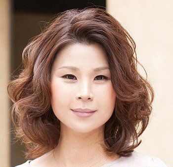 头顶发少的女生适合烫什么发型中年女士头发少适合的烫发发型图片